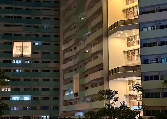 Qc - Cozy With Free Pool Access & Near Malls&dining Aparthotel Manila